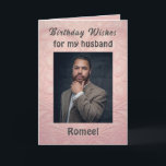 Geburtstagskarte für eine Husband-Klasse der Moder Karte<br><div class="desc">Diese Grußkarte ist ein eleganter Gruß zum Geburtstag Ihres Ehemannes und bietet einen lila Hintergrund mit einer schwarzen Abbildung einer Rose. An der Vorderseite steht "Glücklicher Geburtstag für meinen Mann" in elegantem Druck mit seinem Namen unter einem schönen kursiven Drehbuch. Der Text ist dunkelgrau. Es ist eine schöne Nachricht drinnen....</div>