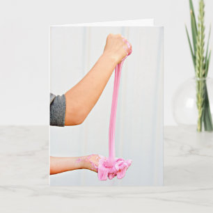 Geburtstagsmädchen, das rosa Schleim ausstreckt Karte
