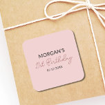 Geburtstagspartei Blass Pink Niedlicher Name Quadratischer Aufkleber<br><div class="desc">Feiern Sie stilvoll mit unserer Geburtstagsparty Blush Pink Niedlich Name Classic Round Sticker. Diese Aufkleber eignen sich hervorragend, um Ihren Gastgeschenken, Geschenktaschen oder Einladungen eine personalisierte Touch hinzuzufügen. Sie verfügen über einen weichen, rosa Hintergrund mit einem hübschen Schriftart, der den Geburtstagsnamen zeigt. Das bezaubernde Design verleiht jedem Geburtstagsfest eine süße...</div>
