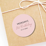 Geburtstagspartei Blass Pink Niedlicher Name Runder Aufkleber<br><div class="desc">Feiern Sie stilvoll mit unserer Geburtstagsparty Blush Pink Niedlich Name Classic Round Sticker. Diese Aufkleber eignen sich hervorragend, um Ihren Gastgeschenken, Geschenktaschen oder Einladungen eine personalisierte Touch hinzuzufügen. Sie verfügen über einen weichen, rosa Hintergrund mit einem hübschen Schriftart, der den Geburtstagsnamen zeigt. Das bezaubernde Design verleiht jedem Geburtstagsfest eine süße...</div>