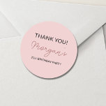 Geburtstagsparty Blush Pink Niedlich Danke Runder Aufkleber<br><div class="desc">Fügen Sie Ihren Gastgeschenken eine charmante Touch mit unserer Geburtstagsparty Blush Pink Niedlich Dankeschön Classic Round Sticker. Diese Aufkleber mit einem schönen, rot-rosa Hintergrund und einem spielerischen Script-Schriftart sind ideal, um Ihren Gästen Dankbarkeit zu bekunden. Verwenden Sie sie zum Siegel von Umschlägen, Dekorieren von Geschenktaschen oder fügen Sie eine persönliche...</div>