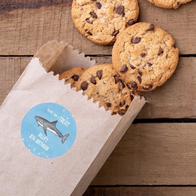 Geburtstagsparty Pool Shark Custom Runder Aufkleber (Please take a treat whimsical shark birthday sticker. )