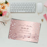 Geburtstagsparty Save the Date Rose Goldglasur Postkarte<br><div class="desc">Eine Save the Date Karte für eine mädchenhafte 50. Geburtstagsfeier (oder jedes Alter). vorne: Rose Gold Imitate metallisch aussehender Hintergrund mit Imitaten Diamant Sprinkle und Rose Gold Musiknoten dekoriert. Vorlagen für Namen und Datum. Dunkle Rose goldfarbene Buchstaben. Der Name und der Text: Save the Date sind mit einem modernen handgeschriebenen...</div>