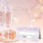 Geburtstagsparty Silber lila Glitzer Staubmetall Platzkarte<br><div class="desc">Für eine mädchenhafte,  glamouröse 16,  16. Geburtstagsfeier (oder jedes Alter). Personalisieren und fügen Sie ihren Namen,  Alter 16 und ein Datum. Geburtsdatum oder Geburtsdatum der Geburtstagsparty. Ein Imitat silberne Metallfolie als Hintergrund. Dekoriert mit lila Imitaten Glitzer Staub.</div>
