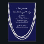 Geburtstagsparty von Pearl Überraschung aus den 19 Einladung<br><div class="desc">Lange Perlenketten schmücken diese inspirierte Geburtstagsfeier der 1920er Jahre. Es ist einfach,  elegant und hat einen Hauch von Verspieltheit. Falls Sie zusätzliche Artikel für Ihre Veranstaltung benötigen,  kontaktieren Sie uns bitte unter prettyfancyinvites@gmail.com mit Ihrer Anfrage.</div>