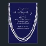 Geburtstagsparty von Pearl Überraschung aus den 19 Einladung<br><div class="desc">Lange Perlenketten schmücken diese inspirierte Geburtstagsfeier der 1920er Jahre. Es ist einfach,  elegant und hat einen Hauch von Verspieltheit. Falls Sie zusätzliche Artikel für Ihre Veranstaltung benötigen,  kontaktieren Sie uns bitte unter prettyfancyinvites@gmail.com mit Ihrer Anfrage.</div>