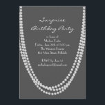 Geburtstagsparty von Pearl Überraschung aus den 19 Einladung<br><div class="desc">Lange Perlenketten schmücken diese inspirierte Geburtstagsfeier der 1920er Jahre. Es ist einfach,  elegant und hat einen Hauch von Verspieltheit. Falls Sie zusätzliche Artikel für Ihre Veranstaltung benötigen,  kontaktieren Sie uns bitte unter prettyfancyinvites@gmail.com mit Ihrer Anfrage.</div>