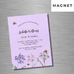 Geburtstagsparty Wildblumen violett rosa Bienenlux Magneteinladung<br><div class="desc">Ein violetter,  lavenderfarbener Hintergrund. Mit Bienen dekoriert und Wildblumen in Violett und Rosa gestrichen. Personalisieren und fügen Sie einen Namen und Party-Details hinzu.</div>