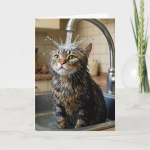 Geburtstagsttabbykatze unter einer Küchenarmatur Karte
