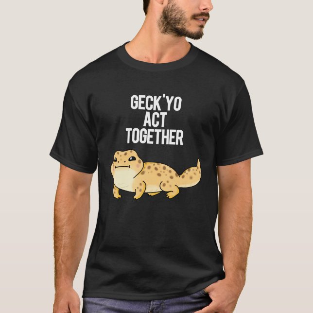 Geck Yo Act Together Funny Gecko Pun Dark BG T-Shirt (Vorderseite)