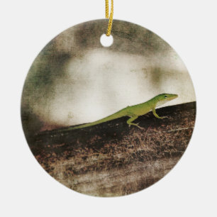 Gecko Green Cameleon Lizard auf dem Braunholz-Zwei Keramikornament