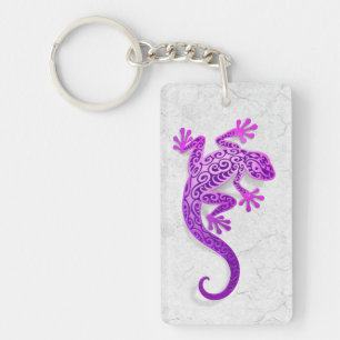 Gecko pourpre s'élevant sur un mur blanc