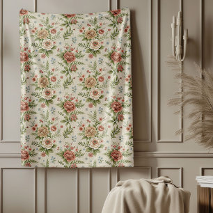 Gedämpfte Shabby-Chic-Klassiker mit floralen Akzen Fleecedecke