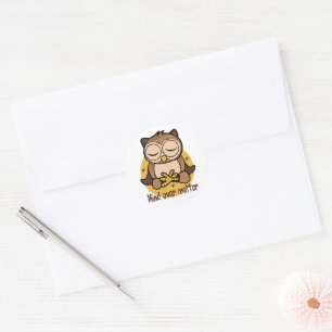 Gedanken über Materie Kawaii lustige Eule mit Yoga Runder Aufkleber