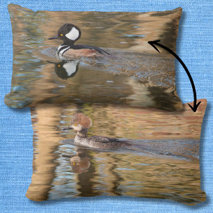 Gedeckte Mergansers Landschaftliches Baden auf dem Lendenkissen
