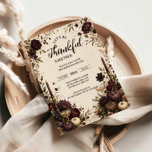 Gedeckter Thanksgiving-Dinner bei Kerzenlicht