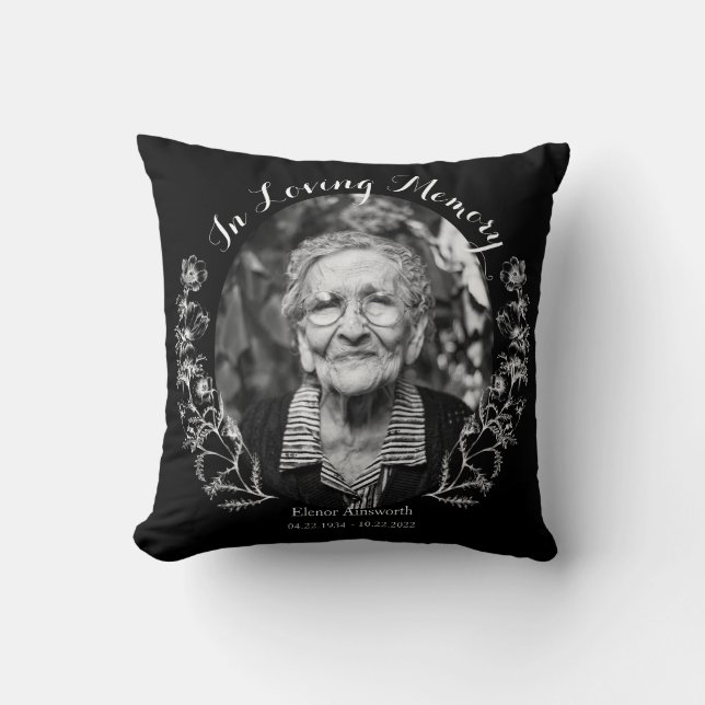 Gedenkfloral in Love Memory Foto Black Kissen (Vorderseite)