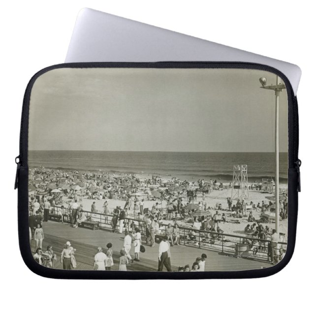 Gedrängter Strand Laptopschutzhülle (Vorderseite)