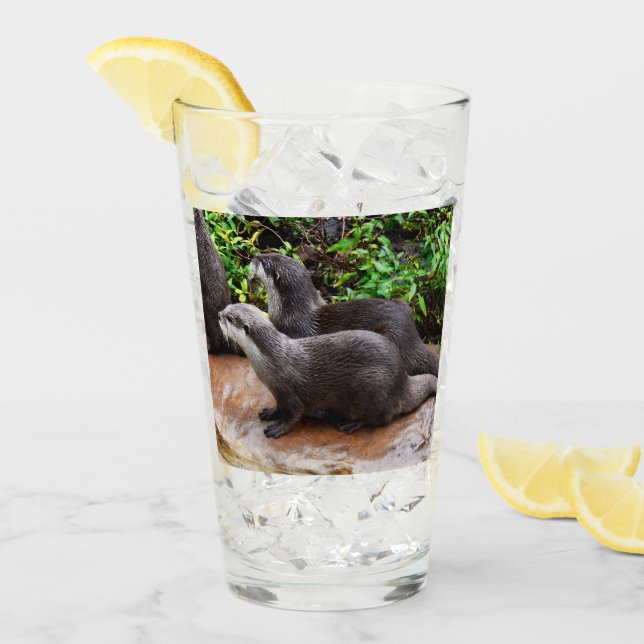 **"Geduld am Wasser: Zwei kleine graue Otters Glas (Vorderseite Ice)