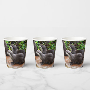 **"Geduld am Wasser: Zwei kleine graue Otters Pappbecher
