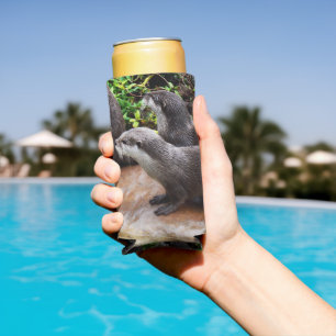 **"Geduld am Wasser: Zwei kleine graue Otters Selters Dosenkühler