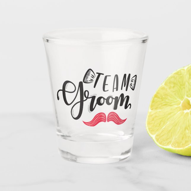 Geeignet für Team Groom! Schnapsglas (Vorderseite)