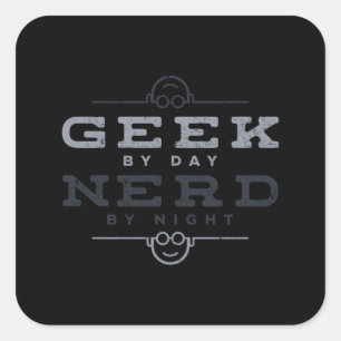 Geek by Day Nerd by Night Quadratischer Aufkleber
