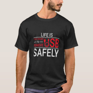 Geeky It Computer Nerd Entfernen Sie USB sicher T-Shirt