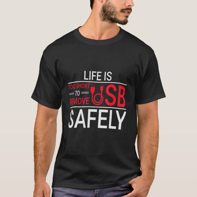 Geeky It Computer Nerd Entfernen Sie USB sicher T-Shirt (Vorderseite)