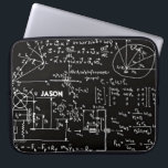 Geeky Mathe-Mathematik personalisiert Laptopschutzhülle<br><div class="desc">Mathematik-/Mathe-/Mathe-Lehrer-Geschenk/Mathe-Studentgeschenk-/Geekgeschenk/das monogramm-Laptop-Hülse der schwarzen Männer personalisierte Namensanfangs. Um den Text zu ändern,  verwenden Sie die Personifizierungswahl. Für umfangreicheren Text ändert wie Änderungen am Schriftart,  Schriftartfarbe,  oder Textplan,  wählen die besonders anfertigen Wahl.</div>