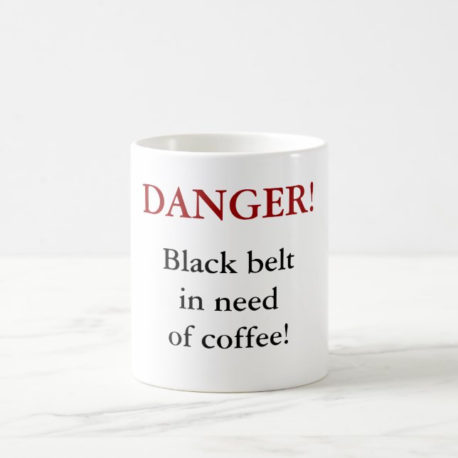 GEFAHR! Schwarzer Gürtel mangels des Kaffees! Kaffeetasse (Mittel)