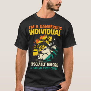 Gefährliche Person vor dem ersten Kaffee T-Shirt