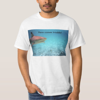 Gefährlicher Haifisch im Wasser T-Shirt