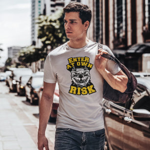 Gefährliches Abzeichen von Hunden T-Shirt
