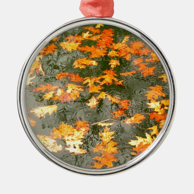 Gefallene Blätter im Regen Thunder_Cove Ornament Aus Metall (Vorne)