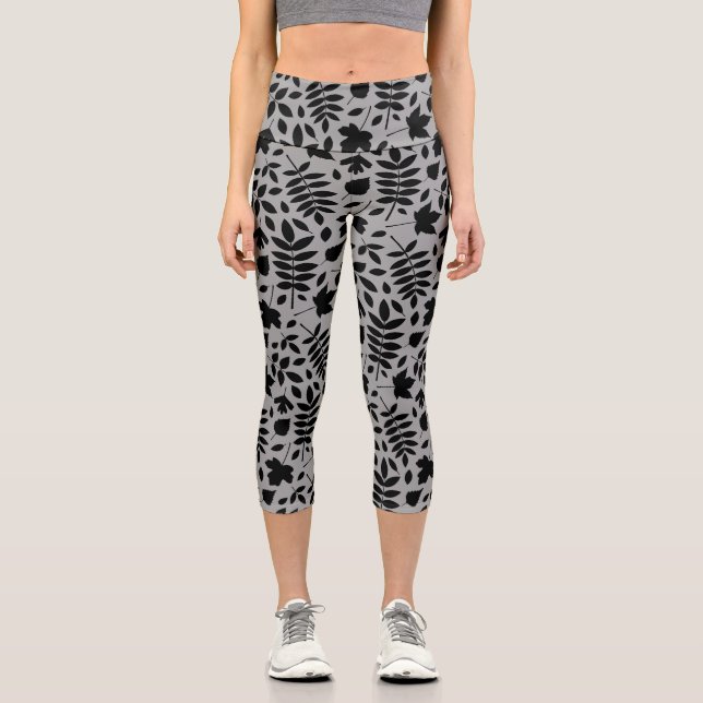 Gefallene Blätter Lg Muster Schwarz auf Grau Capri Leggings (Vorderseite)