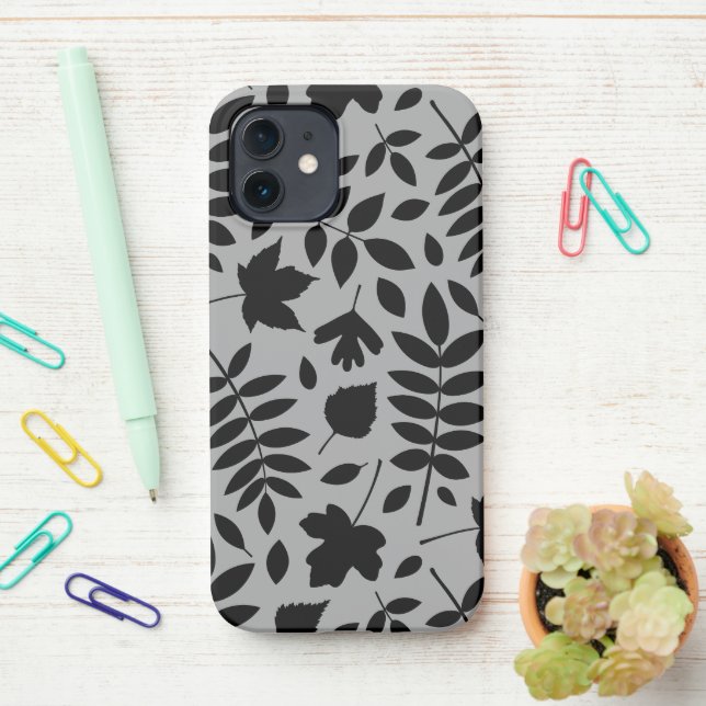Gefallene Blätter Lg Muster Schwarz auf Grau iPhone 12 Hülle (Auf dem Schreibtisch)