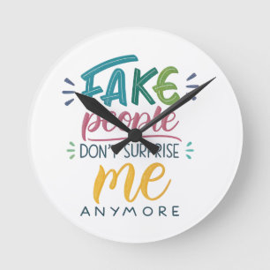Gefälschte Menschen überraschen mich nicht mehr Runde Wanduhr