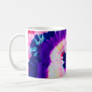 Gefärbte Krawatte drehen. Rainbow Fabric Gefärbte Kaffeetasse