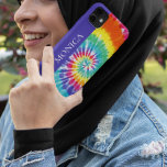 Gefärbte Krawatte Retro Monogramm farbig Case-Mate iPhone 14 Hülle<br><div class="desc">Dieses Design kann in dem Bereich personalisiert werden, der durch das Ändern des Fotos und/oder Textes zur Verfügung gestellt wird. Sie können auch angepasst werden, indem Sie auf Vorlage personalisieren klicken und dann auf die Schaltfläche klicken, um weitere Optionen anzupassen, um die Hintergrundfarbe zu löschen oder zu ändern, Text hinzuzufügen,...</div>