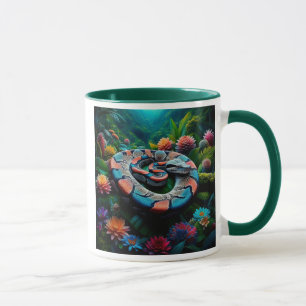 Gefärbte Schlange in einem Blumendschungel. Tasse