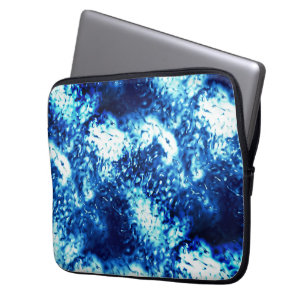 Gefärbtes, glänzendes Blau, das wie Milchglas auss Laptopschutzhülle