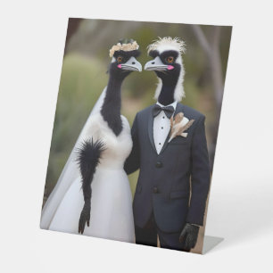 "Gefiederte Gelübde: Eine Emu-hafte Hochzeitsunion Sockelschild