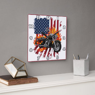 Geflammtes Fahrrad unter amerikanischer Flagge Quadratische Wanduhr