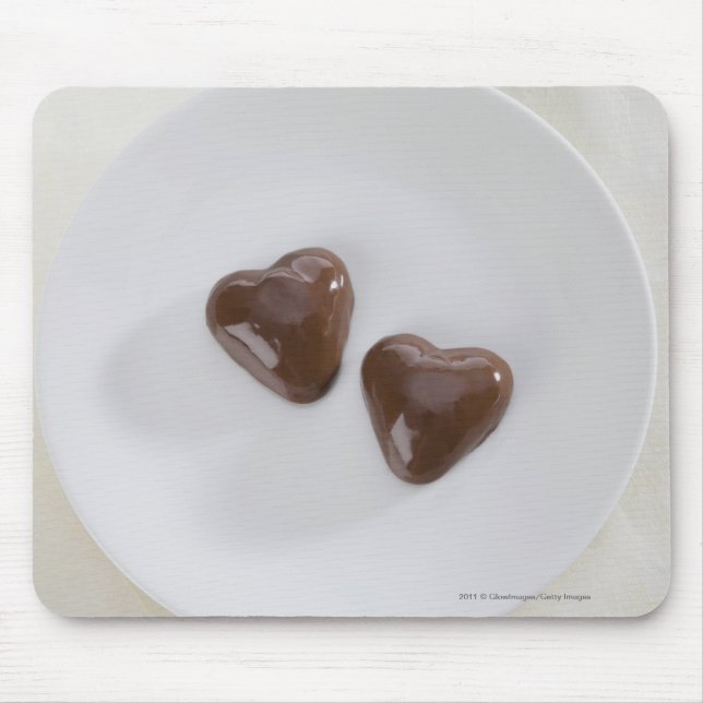 Geformte Pralinen des Herzens auf einer Platte Mousepad (Vorne)