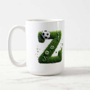 Geformter Grasbuchstabe mit Fußbällen Kaffeetasse