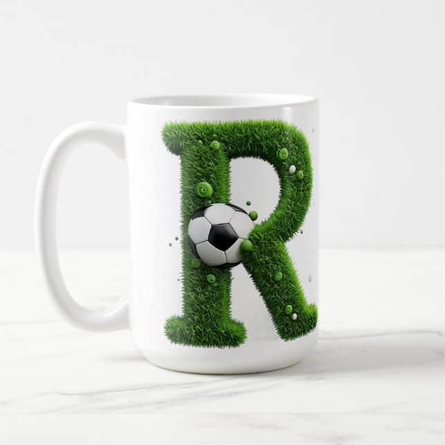 Geformter Grasbuchstabe mit Fußbällen Kaffeetasse (Links)
