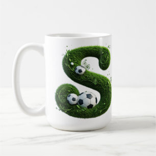 Geformter Grasbuchstabe mit Fußbällen Kaffeetasse