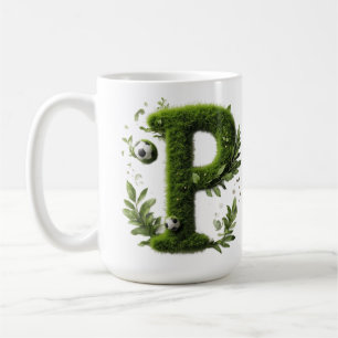 Geformter Grasbuchstabe mit Fußbällen Kaffeetasse