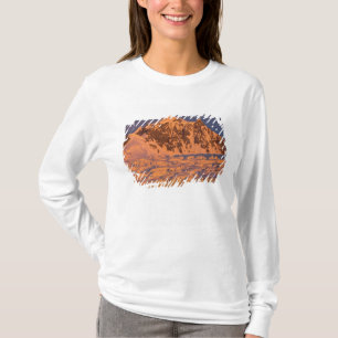 gefrorene glaziale Berglandschaft entlang der T-Shirt
